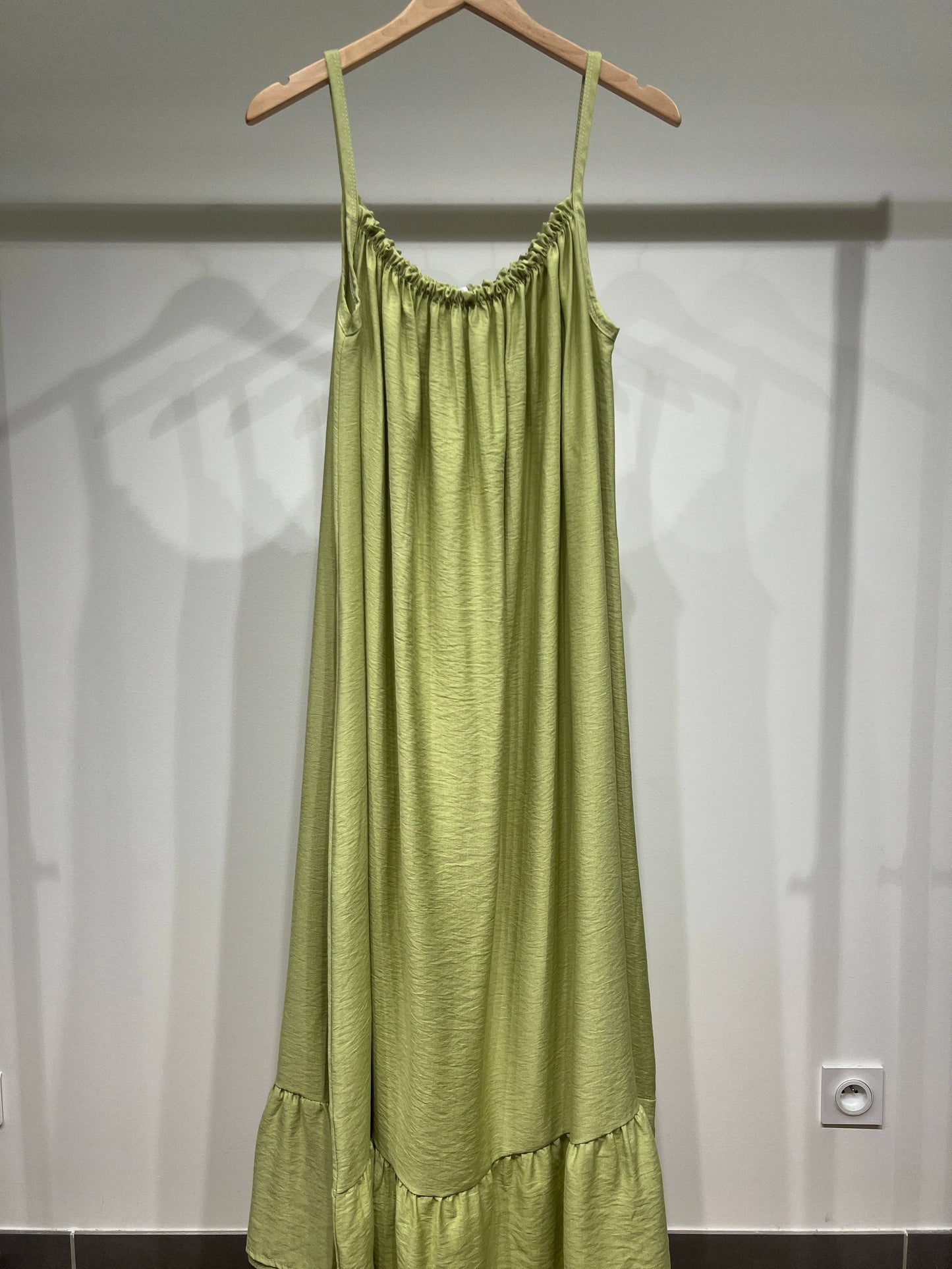 Robe Maxi Fluide Col Froncé Bretelles Fines Bas Volanté