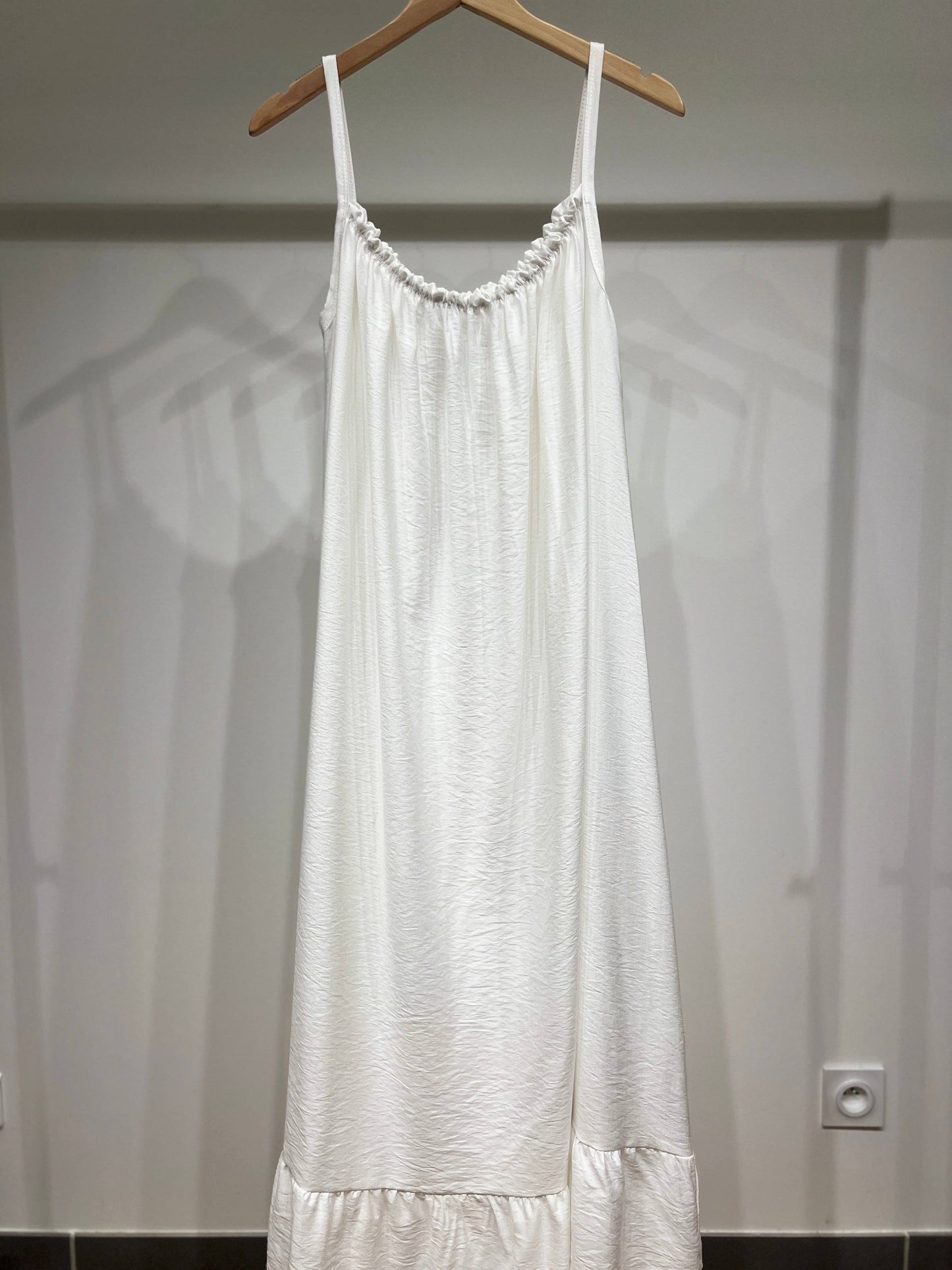 Robe Maxi Fluide Col Froncé Bretelles Fines Bas Volanté