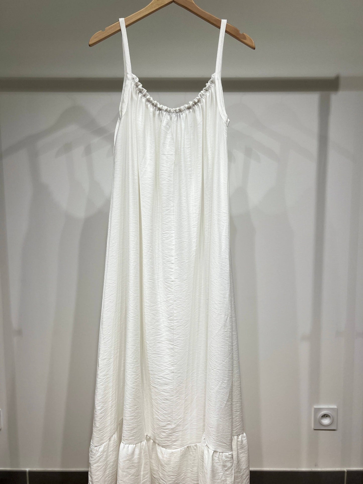 Robe Maxi Fluide Col Froncé Bretelles Fines Bas Volanté