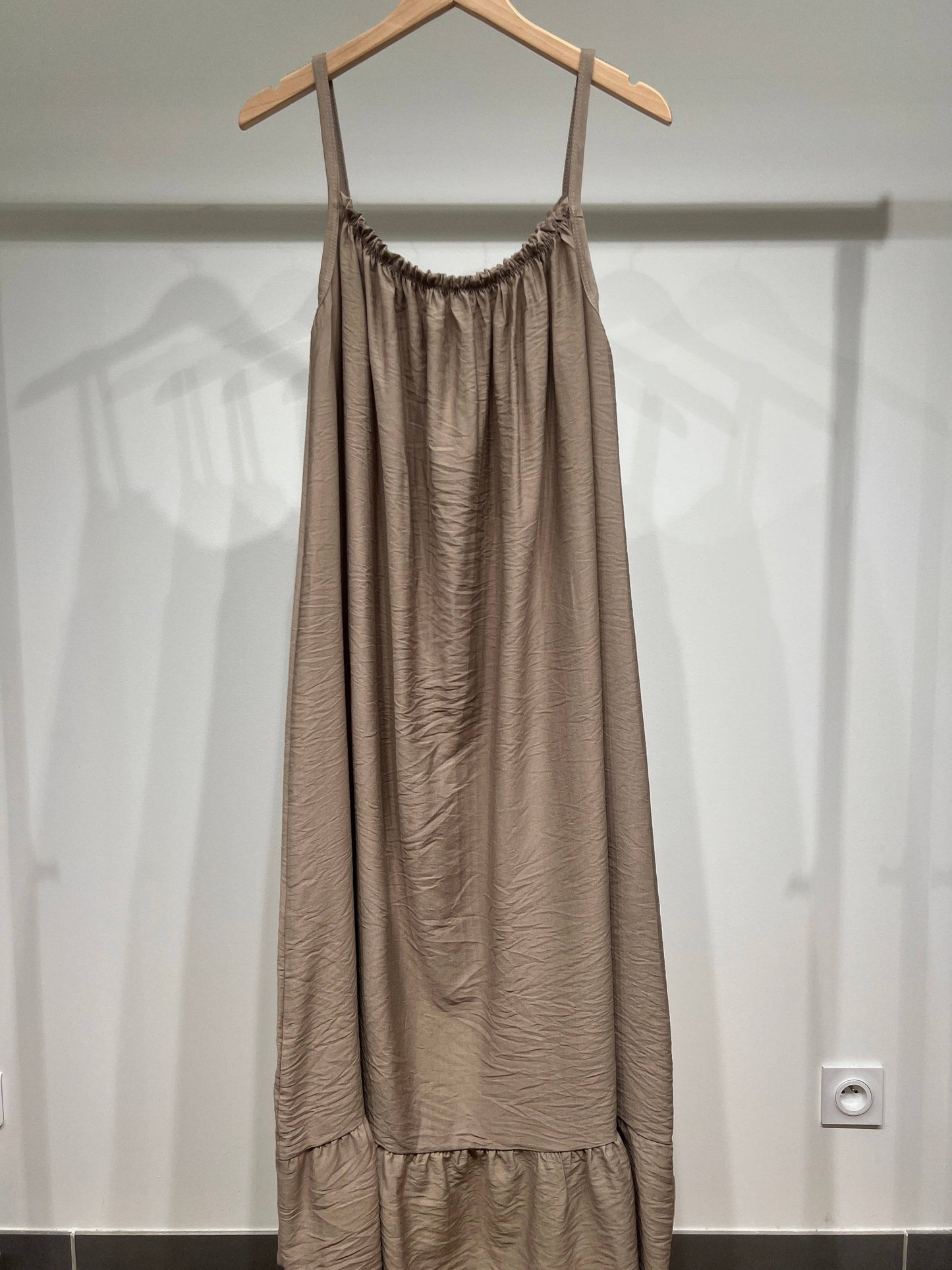 Robe Maxi Fluide Col Froncé Bretelles Fines Bas Volanté