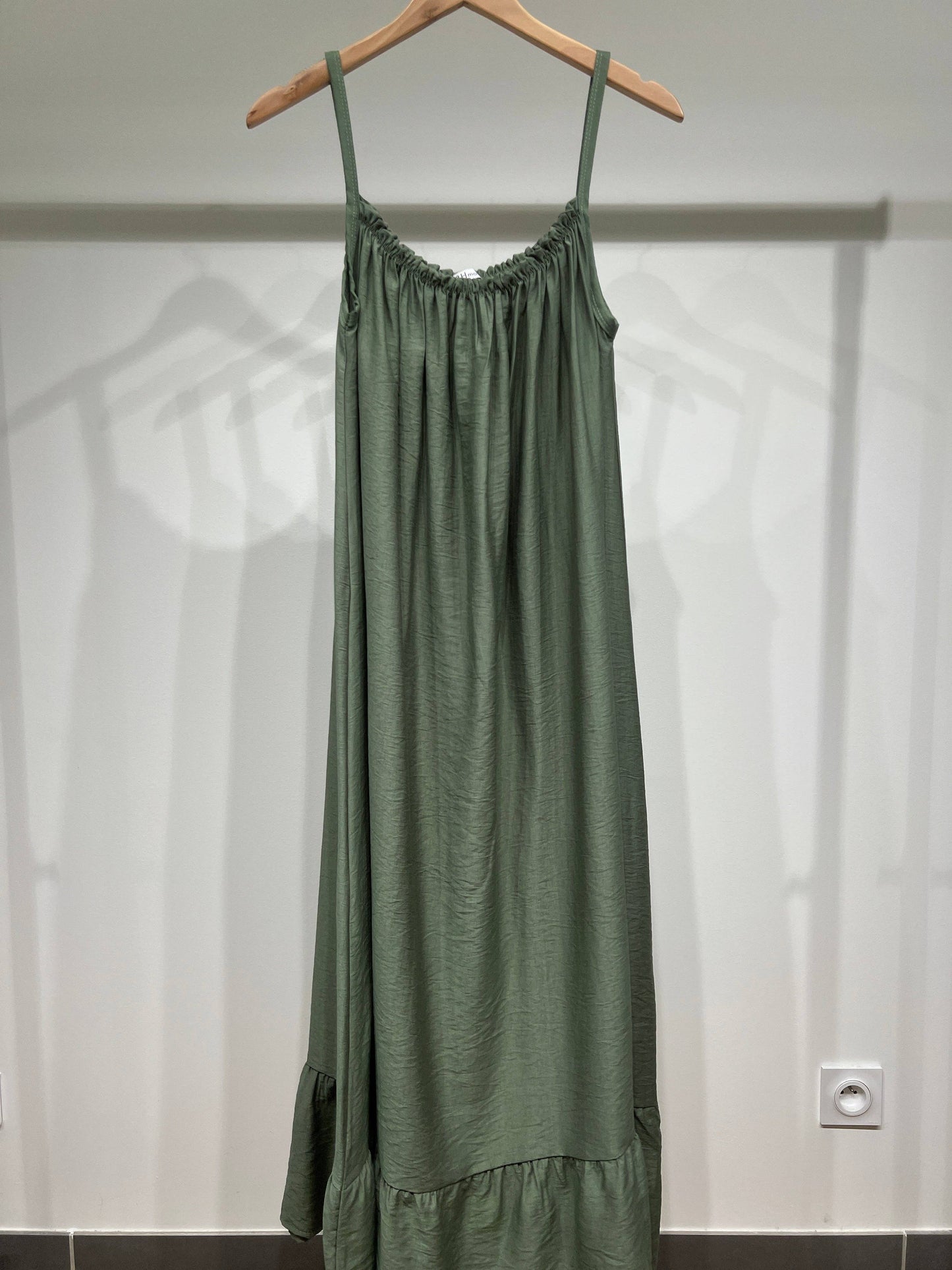 Robe Maxi Fluide Col Froncé Bretelles Fines Bas Volanté