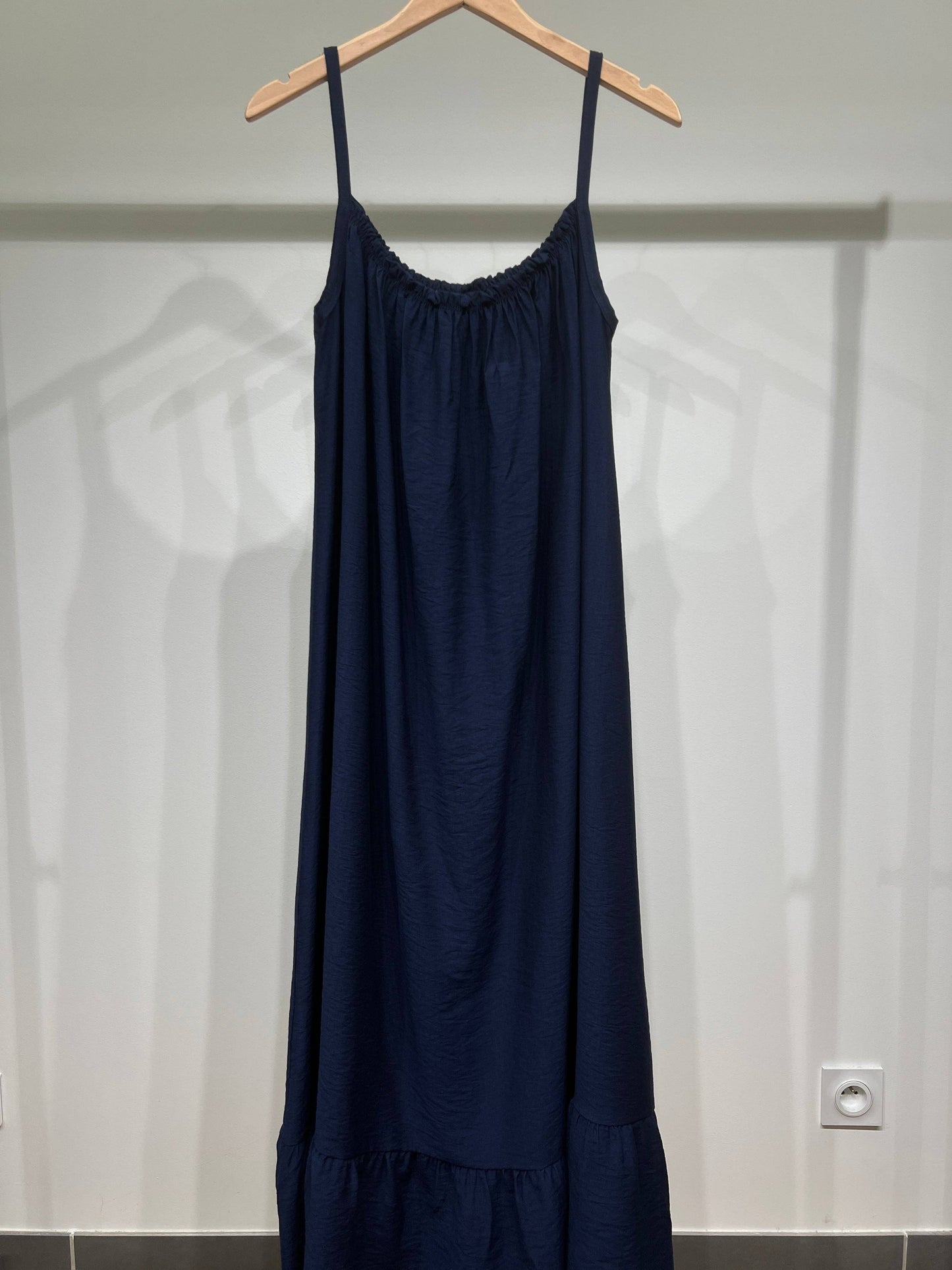 Robe Maxi Fluide Col Froncé Bretelles Fines Bas Volanté