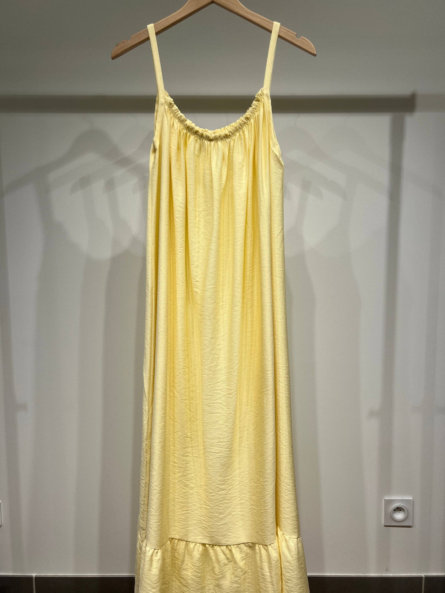 Robe Maxi Fluide Col Froncé Bretelles Fines Bas Volanté