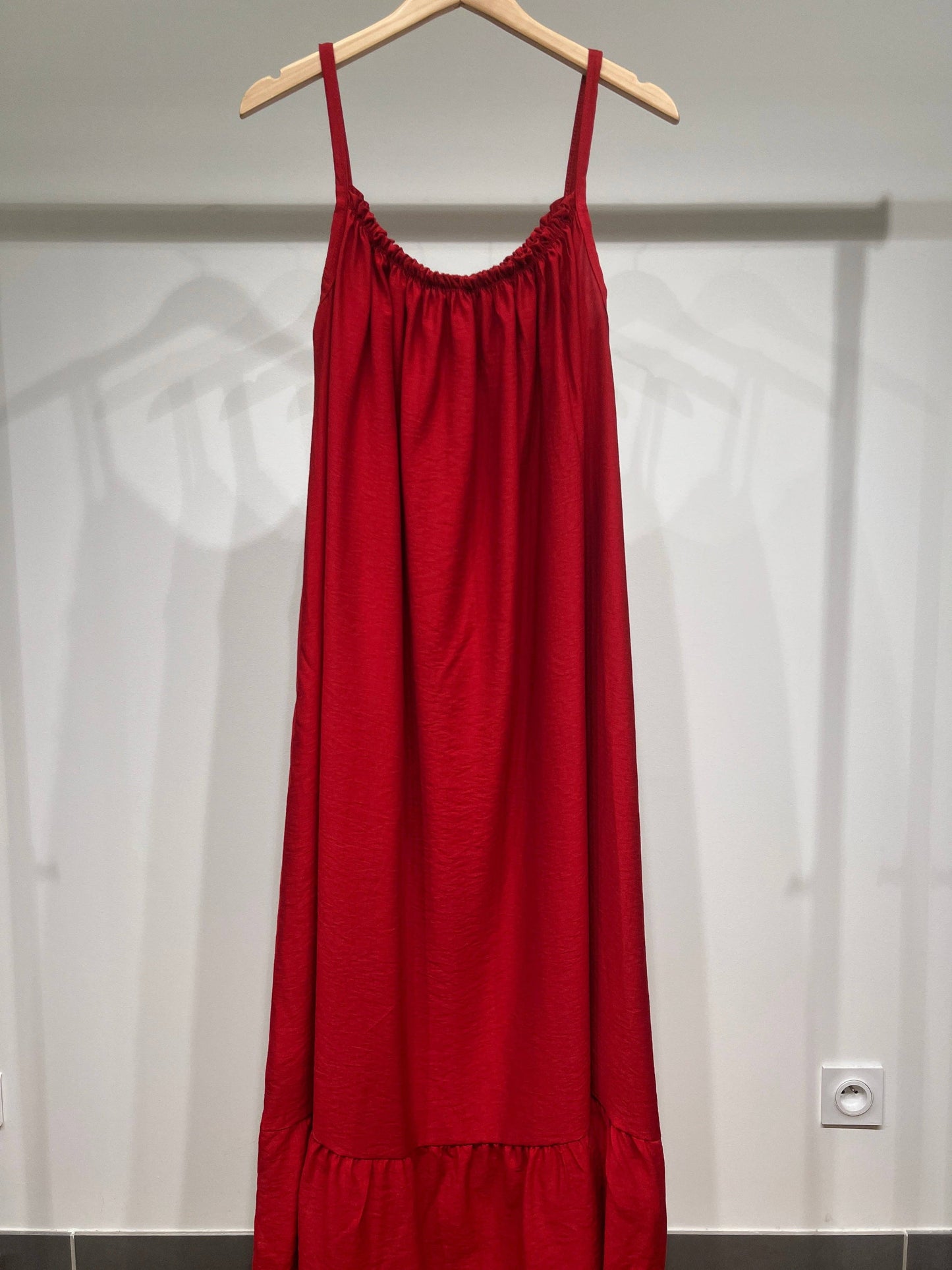 Robe Maxi Fluide Col Froncé Bretelles Fines Bas Volanté